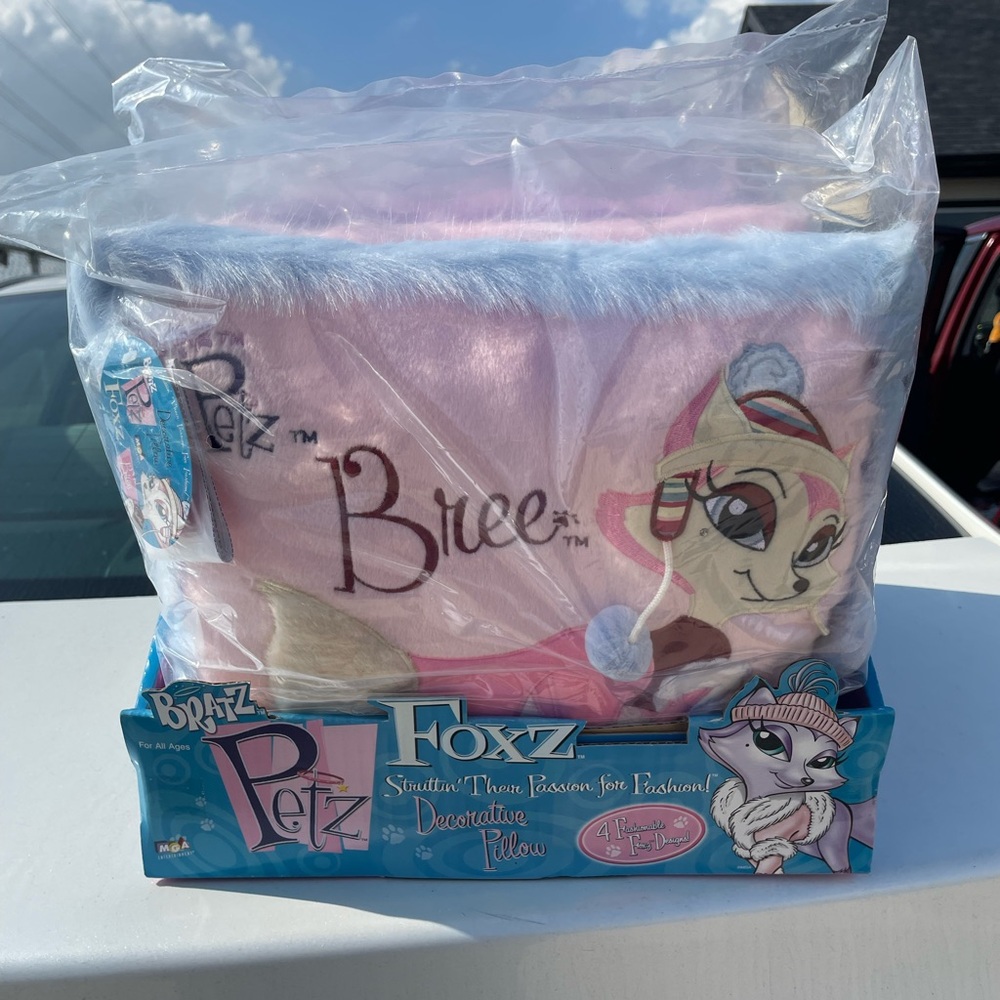 Bratz Petz Foxy Pink and Blue Pillow Set